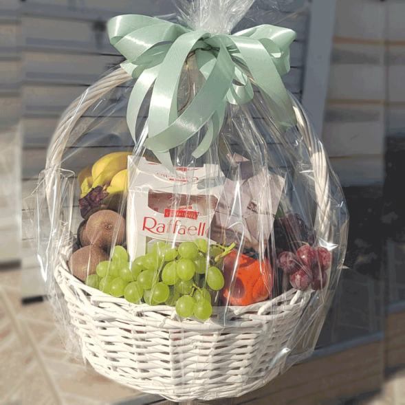 Корзина с фруктами 6 кг. и  Raffaello в Джанкое