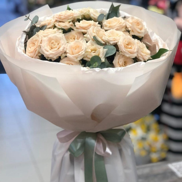 7 кремовых кустовых роз с эвкалиптом в Джанкое