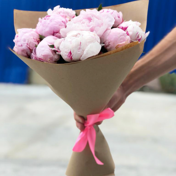 Букет 9 нежных пионов в крафте в Джанкое
