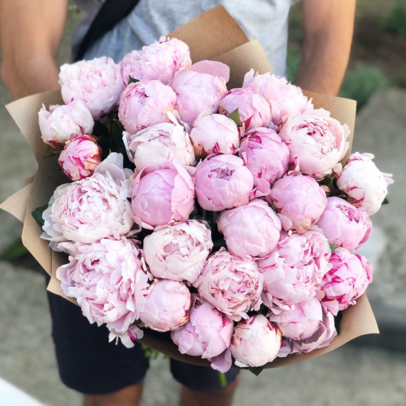 Букет 29 нежных пионов в крафте в Джанкое