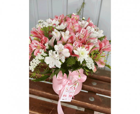 Нежный микс альстромерий в шляпной коробке в Джанкое