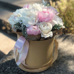 Пионы в шляпной коробке