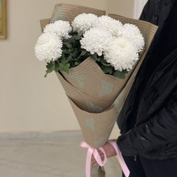 Букет 7 белых одноголовых хризантем в крафте в Джанкое