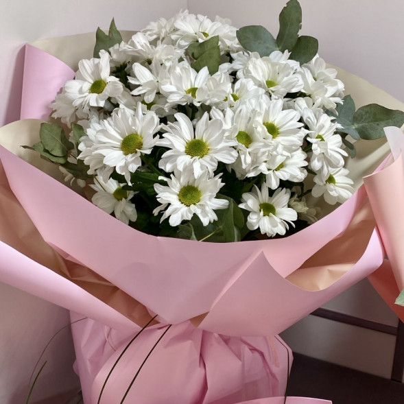 Букет  из 7 белых кустовых хризантем в упаковке в Джанкое