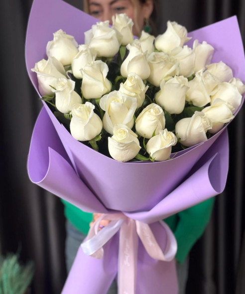 25 белых роз в упаковке Эквадор в Джанкое