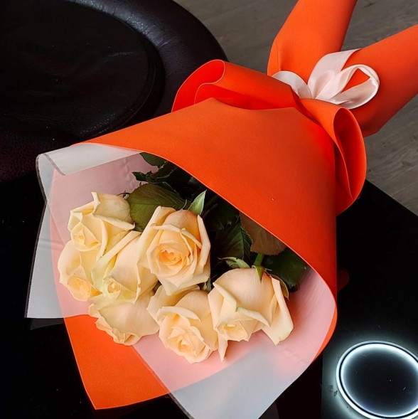 Букет 7 кремовых роз в упаковке в Джанкое