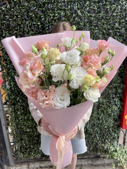 Букет 7 белых и нежно-розовых эустом в Джанкое