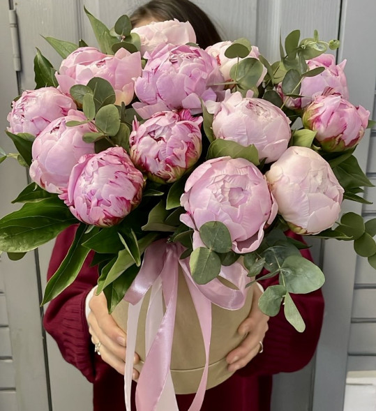 Пионы 13 шт. в шляпной коробке в Джанкое