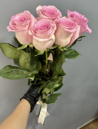 5 розовых роз, лента (Импортные)