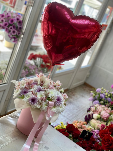 Цветы в коробке и шарик в форме сердца в Джанкое