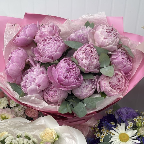 Букет 13 нежных пионов в упаковке в Джанкое