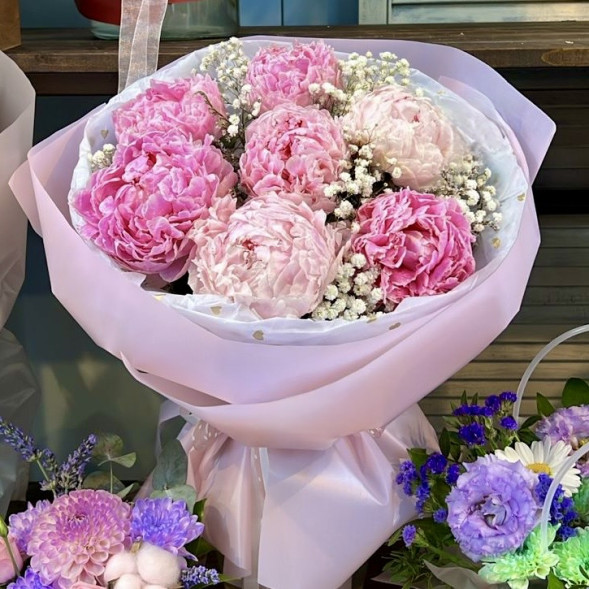 Букет 7 нежных пионов с гипсофилой в Джанкое