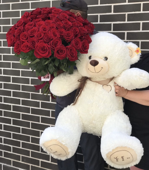 Подарочный набор из 51 красной розы и большого плюшевого мишки в Джанкое