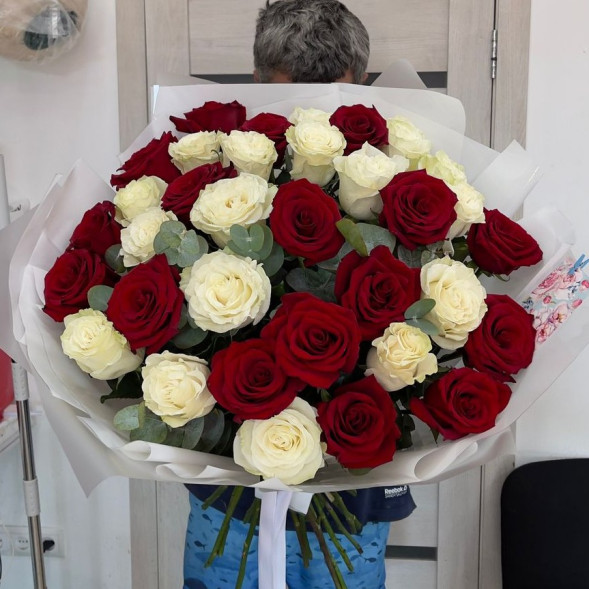 35 роз Эквадор Премиум с эвкалиптом в Джанкое