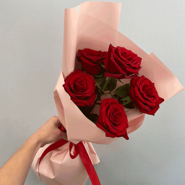 Стильный букет 5 красных роз в Джанкое
