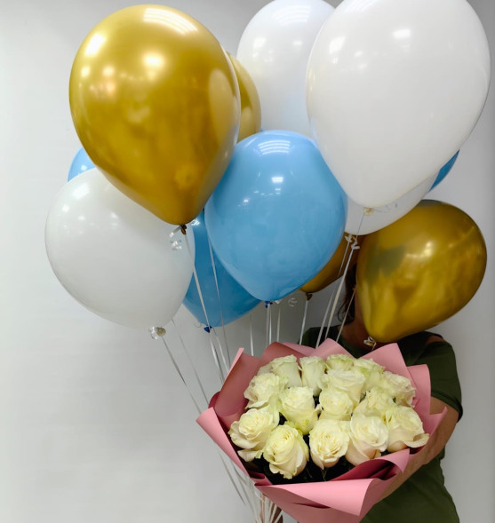 Букет 15 белых роз и 15 гелиевых шаров в Джанкое