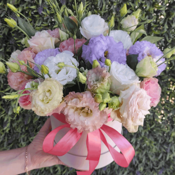 Нежный микс эустом в шляпной коробке в Джанкое